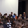 Schulkinder stellen sich an, um Fragen zu stellen