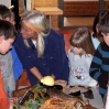 Christina und Kinder vor Anschauungsmaterial