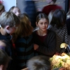 Kinder vor einem Rundhausmodel