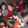 Kinder vor Anschauungsmaterial