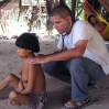 Der Arzt David Villamizar untersucht eine malariakranke junge Frau. Während dieser Expedition bekam er selbst die Malaria.