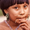 Die Yanomami schmücken sich mit Zierstäbchen