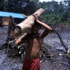 Principio y condición del trabajo en el lugar es que los yanomami colaboren desde el comienzo. Mediante la inclusión de los indígenas, éstos conciben el proyecto como suyo y también se sienten responsables por su cuidado y mantenimiento.