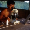 Laurenzo examina la muestra de sangre para verificar si el paciente tiene Malaria Vivax o Malaria Tropical. Acto seguido, se trata al paciente según corresponda.