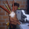 Con el microscopio donado por la empresa Zeiss, se les da formación de microscopista a los yanomami en Mavaquita.