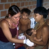 La médica Adriana Falco se ganó de inmediato la confianza de las madres yanomami.