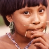 Los yanomami se adornan con palitos.