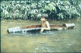 Niño yanomami en su canoa