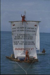 Partiendo de Dakar con una bandera: “500 años de América, 500 años de genocidio. Derechos de tierra para todos los indígenas del Norte y del Sur. Salven a los yanomamis de la selva tropical YA”. Partiendo de Dakar con una bandera: “500 años de América, 500 años de genocidio. Derechos de tierra para todos los indígenas del Norte y del Sur. Salven a los yanomamis de la selva tropical YA”.