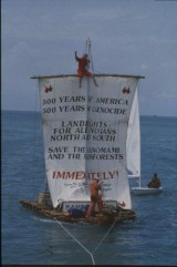 Partiendo de Dakar con una bandera: “500 años de América, 500 años de genocidio. Derechos de tierra para todos los indígenas del Norte y del Sur. Salven a los yanomamis de la selva tropical YA”.