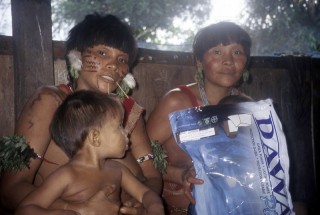 Yanomami freuen sich über die Moskitonetze