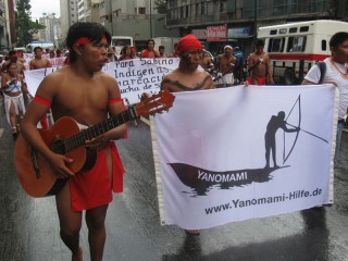 Yanomami-Hilfe e.V.-Fahne in den Straßen von Caracas