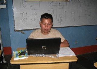 Luis Shatiwe am PC in Puerto Ayacucho