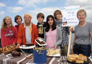 Mit einem Kuchenstand engagierten sich die Schüler der Kieler Privatschule Düsternbrook