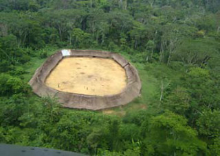 Isoliert liegendes Yanomami-Dorf