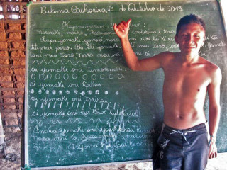 Yanomami-Lehrer Tomas unterrichtet die Kinder inYanomamé und Portugiesisch