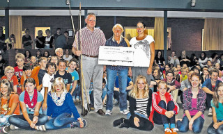 Die Schüler der Schule Geestequelle unterstützten die Yanomami mit einem erfolgreichen Sponsorlauf. Als Dankeschön erhielten die Schule einen original Pfeil und Bogen der Yanomami.