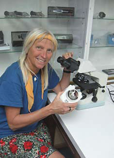 Mit diesem Mikroskop kann nun Gordova in seinem Dorf arbeiten