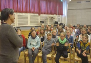 Anna hält einen spannenden Vortrag vor den Schülern der Waldorfschule Kiel