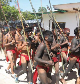 Yanomami machen sich auf den Weg zur Gesundheitsbehörde