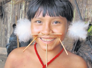 Yanomami Mädchen Haximu mit Holzschmuck.