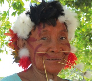 Las mujeres yanomami también participan en las reuniones.