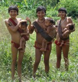 Madres yanomami orgullosas de sus hijos.