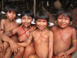 Niñas yanomami del Orinoco que viven en aislamiento.