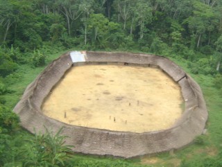 Es gibt Yanomami-Dörfer, die keinen Kontakt mit der Außenwelt wünschen