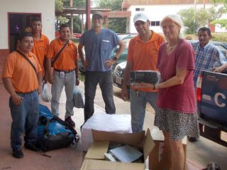 Entrega de los radios de alta frecuencia con el dr. Oscar (en el centro) y su equipo.