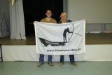 Lehrer Michael Füger mit Christina Haverkamp und Yanomami-Fahne