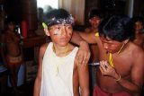 Yanomami lernen eine Injektion in den Oberarm zu geben.