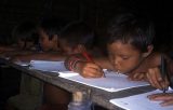 In der Schule lernen die kleinen Yanomami in ihrer Sprache zu schreiben und zu lesen.