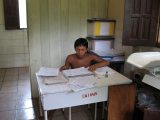 Mauricio, einer der beiden Yanomami-Brüder arbeitet täglich gewissenhaft in unserer Krankenstation.