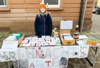 Sophie Weber verkauft ihre Weihnachtskarten