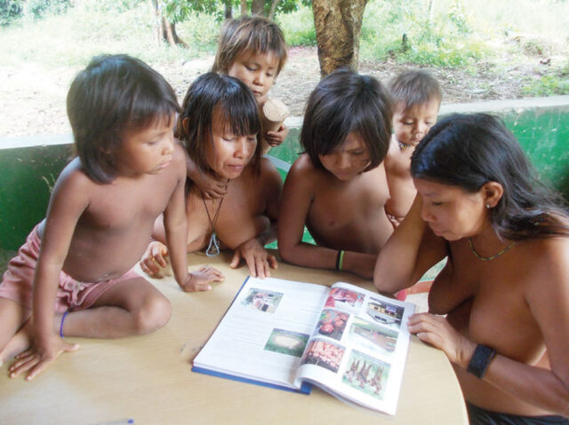 Yanomami schauen sich unseren Jahresbericht an