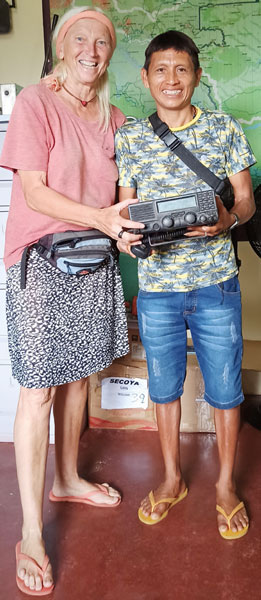 Chiquinho bekommt für sein Dorf Thomoropewei ein wertvolles Spechfunkgerät