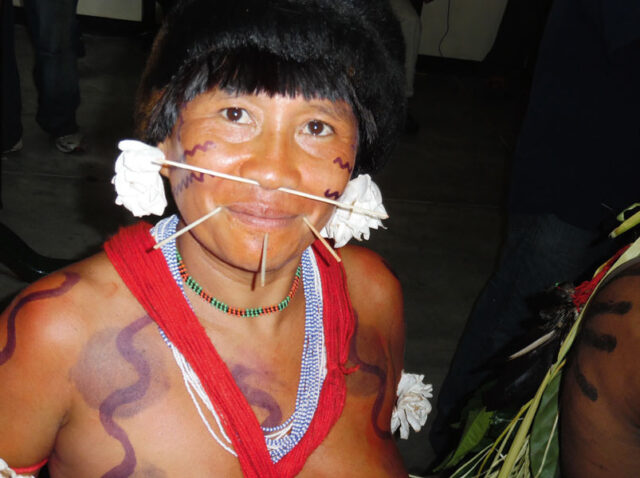 Auf den Versammlungen und den Festen legen die Yanomami großen Wert auf ihr traditionelles Aussehen