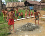 Laurenzo e Tomazinho misturam cimento