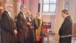 Clemens Bittlinger bei der Entpflichtung in der ev. Kirche in Roßdorf