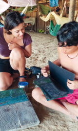 Sofia ist beeindruckt von Mauricios Bildern